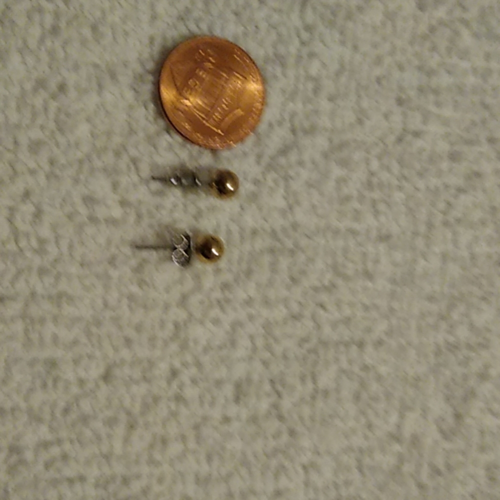Five pairs of stud earrings (very tiny) - Picture 2 of 6